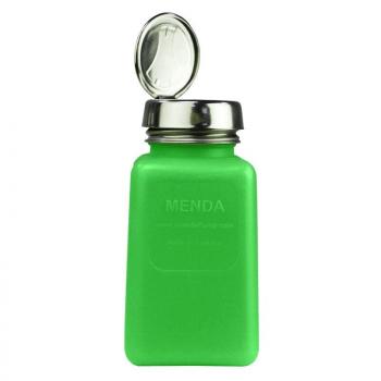 Das Bild zeigt eine kleine, grüne Flasche mit einem Metallverschluss. Der Deckel ist aufklappbar, und der Schriftzug "MENDA" ist an der Vorderseite eingraviert.