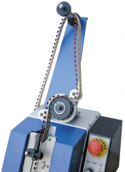 Das Bild zeigt eine Maschine mit einem blauen Gehäuse. Ein beweglicher Arm mit einem schwarzen Knopf und einer Kette führt zu einem großen Rad. Rechts befindet sich ein roter Not-Aus-Knopf.