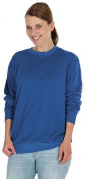 Eine Frau steht lächelnd vor der Kamera. Sie trägt einen blauen, gestreiften Pullover und hat braune Haare, die nach hinten gebunden sind. Sie hat eine freundliche Ausstrahlung.