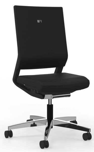 Der Stuhl hat eine hohe, schlichte Rückenlehne und eine breite Sitzfläche, beide in schwarz. Er steht auf einem verchromten, rollbaren Fußkreuz mit fünf Beinen.