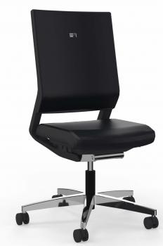 Der Stuhl hat eine schlichte, schwarze Sitzfläche und Rückenlehne. Die Lehne ist hoch und gerade. Er steht auf einem verchromten Fuß mit fünf Rollen, die mobile Nutzung ermöglichen.