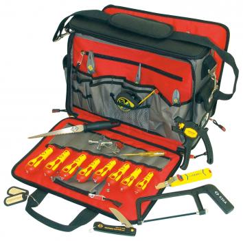 Das Bild zeigt eine Werkzeugtasche mit rotem Innenfutter. Darin befinden sich mehrere gelbe Schraubendreher, eine Säge, Zangen und diverses Zubehör. Die Tasche ist geöffnet und übersichtlich strukturiert.