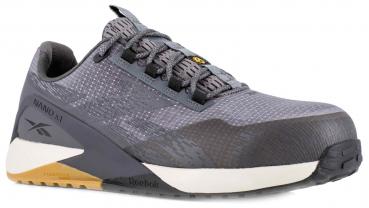Das Bild zeigt einen schwarzen Sportschuh mit grauen und schwarzen Mustern. Er hat eine flache Sohle und eine gepolsterte Zunge. Die Schnürsenkel sind schwarz und der Schuh wirkt robust und modern.