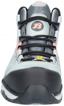 Das Bild zeigt einen grauen Schuh mit einer robusten gummiartigen Sohle. Er hat runde Schnürsenkel und wird durch kleine orangefarbene Akzente ergänzt. Ein Logo ist auf der Zunge sichtbar.