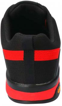 Das Bild zeigt einen Sportschuh von hinten. Der Schuh ist überwiegend schwarz mit roten Streifen. Die Sohle ist stabil und hat ein geringes Profil. Das Material wirkt atmungsaktiv und robust.