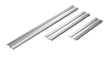 Auf dem Bild sind drei parallel angeordnete, matte Aluminiumprofile in verschiedenen Längen zu sehen. Sie haben eine rechteckige Form mit einer leicht gewölbten Oberseite.