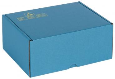 Die Box ist rechteckig, aus festem Karton und hat eine hellblaue Farbe. Sie hat eine Einstecklasche zum Öffnen und ist mit einem gelben Symbol und weiteren Informationen bedruckt.