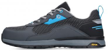 Der Schuh ist sportlich mit einem grauen Obermaterial und einer strukturierten Textur. Akzente in Cyanblau und eine robuste Gummisohle sorgen für Stabilität und Grip.