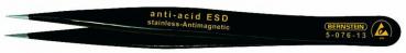 Das Bild zeigt eine schwarze Pinzette mit einem spitzen Ende. Sie ist aus rostfreiem Edelstahl, anti-magnetisch und hat den Aufdruck "anti-acid ESD" sowie das Logo und die Modellnummer.