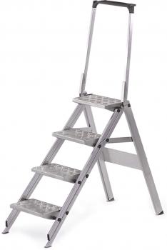 Das Bild zeigt eine weiße Aluminiumstehleiter mit drei breiten, rutschfesten Stufen und einem Griff oben. Sie steht stabil auf dem Boden und ist zusammenklappbar.