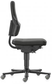 Ein Bürostuhl mit schwarzem, ergonomischen Stoffbezug. Er hat eine hohe Rückenlehne, eine gepolsterte Sitzfläche und fünf Rollen auf einem stabilen Fuß. Höhe ist verstellbar.
