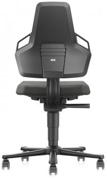 Der Stuhl ist ein ergonomischer Bürostuhl in Schwarz. Die Rückenlehne hat eine hohe, konturierte Form mit seitlichen Griffen. Der Sitz ist gepolstert und auf einem stabilen, rollenbasierten Gestell montiert.