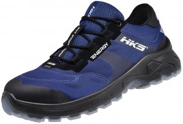 Der Schuh ist ein sportlicher, blauer Sneaker mit einem engen, atmungsaktiven Obermaterial. Die Sohle ist stabil und profiliert, ideal für Aktivitäten im Freien. Snaps auf der Oberseite sorgen für einen guten Halt.