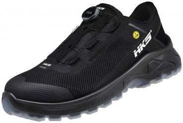 The shoe is black, sporty, and has a modern design. The upper is made of breathable material. A quick lacing system with a twist lock ensures a good fit. The sole is slip-resistant.