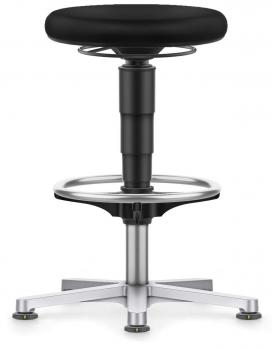 Der Hocker hat eine runde, schwarze Sitzfläche und eine verstellbare Höhe. Er steht auf einem stabilen, verchromten Fuß mit fünf Rollen. Die Basis ist in einem sternförmigen Design.
