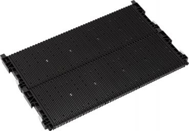 Das Bild zeigt ein rechteckiges, flaches Objekt in Schwarz mit mehreren parallel verlaufenden Rillen oder Streifen, die dem Objekt eine strukturierte Oberfläche verleihen. Es hat klare Kanten und Ecken.