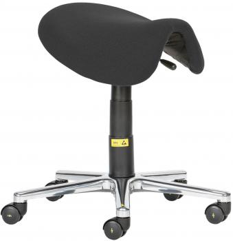 Der Stuhl hat eine ovale, gepolsterte Sitzfläche in Schwarz und eine verstellbare Säule. Er steht auf einem fünfstrahligen Fuß mit Rollen, die für Mobilität sorgen.
