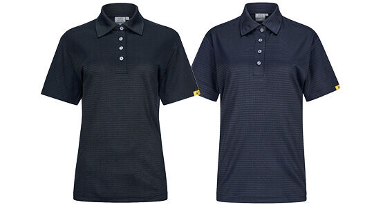 Das Bild zeigt ein kurzes, dunkelblaues Poloshirt mit feinen horizontalen Streifen. Es hat einen klassischen Kragen und drei Knöpfe auf der Vorderseite. An der Seite ist ein gelbes Detail zu sehen.