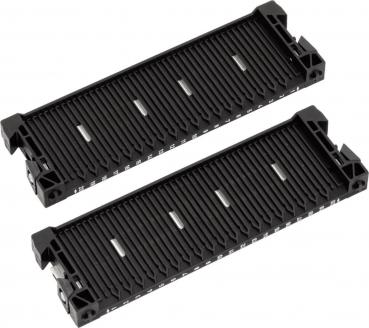 Das Bild zeigt zwei parallele schwarze Kühlkörper aus Aluminium mit horizontalen Rillen und seitlichen Halterungen. Sie sind für die Wärmeableitung von elektronischen Komponenten konzipiert.