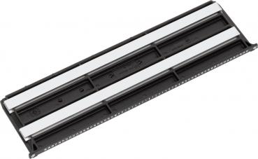 Das Bild zeigt eine schwarze, längliche Komponente mit zwei parallelen, silberfarbenen Metallschienen an der Oberseite. Die Unterseite hat eine strukturierte Oberfläche mit kleinen Löchern.