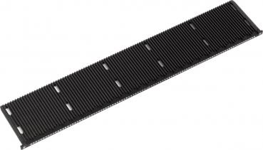 Das Bild zeigt ein langes, flaches schwarzes Bauteil mit parallelen Rillen, das auf einer Seite kleine Ausschnitte hat. Es wirkt wie ein Teil eines technischen Geräts oder einer Platine.