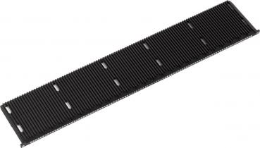 Das Bild zeigt ein langes, flaches Teil in Schwarz mit vielen parallelen Rillen. Es hat eine gerade Form und ist möglicherweise ein Bestandteil für ein technisches Gerät oder eine Maschine.