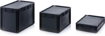 Das Bild zeigt eine schwarze, quadratische Box aus Kunststoff. Sie hat einen flachen Deckel, zwei Verschlüsse an der Vorderseite und strukturierte Seiten für Stabilität.
