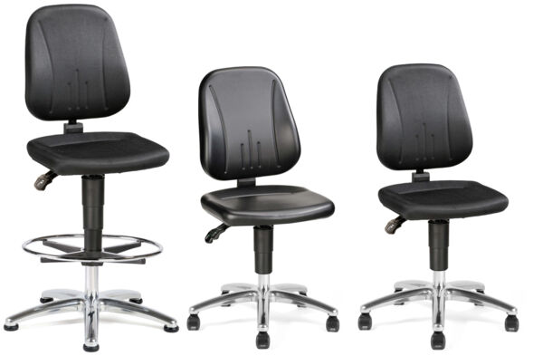 The chair has a black, ergonomic seat and a high backrest. It stands on five casters and has an adjustable height for comfort. The base is made of chrome-plated metal.