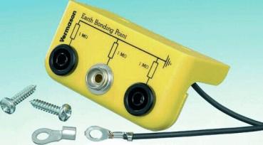 The image shows a yellow electrical connector with two terminals and a central connection. Next to it are two screws and an eyelet with cable.
