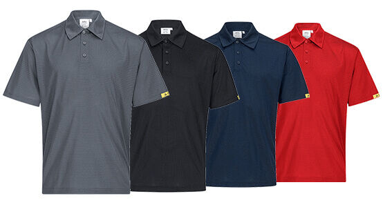 Das Bild zeigt ein dunkelblaues Poloshirt. Es hat kurze Ärmel und einen klassischen Kragen mit drei Knöpfen. Am linken Ärmel befindet sich ein gelbes Logo.