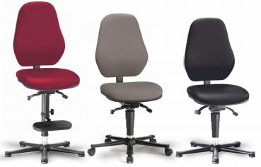 The office chair has a black, padded seat and backrest. The base has five casters and is made of metal, the height is adjustable. Ergonomic and simple in design.