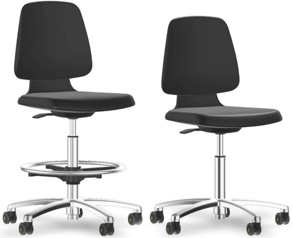 Der Stuhl ist höhenverstellbar, hat einen schwarzen Sitz und Rückenlehne sowie einen stabilen, verchromten Fuß mit fünf Rollen. Er wirkt modern und ergonomisch.