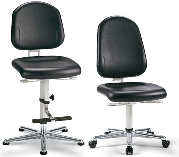 Der Stuhl ist ergonomisch mit einer schwarzen Sitzfläche und Rückenlehne. Er hat eine verstellbare Höhe und eine Basis mit fünf Rollen für einfache Bewegung.