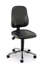 The chair is ergonomically shaped, has a black padded seat and backrest. It stands on a chrome-plated base with five casters, ideal for flexible use.