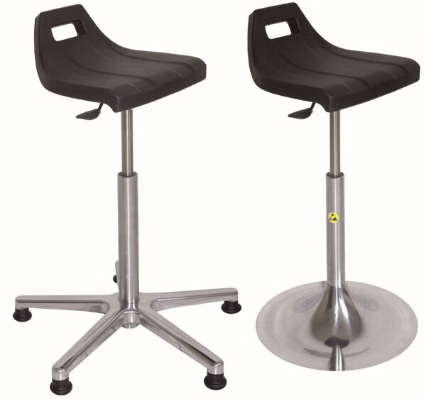 Das Bild zeigt einen schwarzen Hocker mit einer ergonomisch geformten Sitzfläche. Er hat einen verstellbaren, silbernen Fuß und einen stabilen, sternförmigen Sockel mit Rollen.