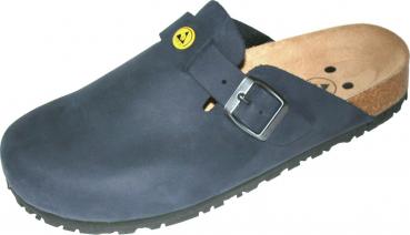 Das Bild zeigt einen weißen Clog-Schuh. Er hat eine flache Sohle, einen geschlossenen Vorderbereich und ein breites Riemchen mit einer goldfarbenen Schnalle an der Oberseite. Die Innensohle ist dunkel.