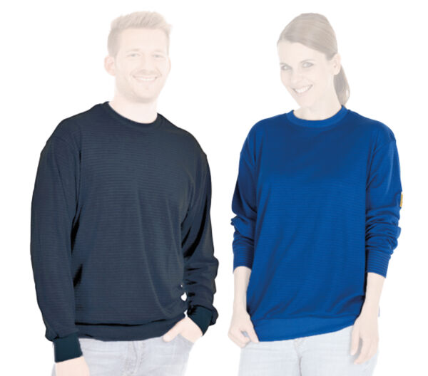 Eine Frau steht lächelnd vor der Kamera. Sie trägt einen blauen, gestreiften Pullover und hat braune Haare, die nach hinten gebunden sind. Sie hat eine freundliche Ausstrahlung.
