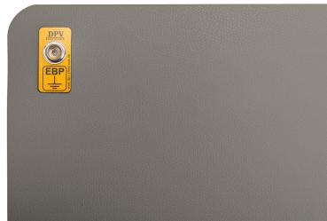 Das Bild zeigt eine graue Oberfläche mit einer abgerundeten Ecke. Oben links befindet sich ein gelbes Etikett mit dem Text "DPV EBP" und einer Befestigungsstelle.