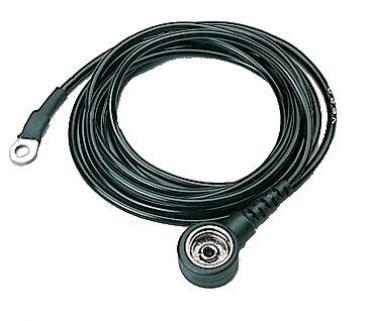 Das Bild zeigt ein schwarzes Audiokabel mit zwei runden Steckern an beiden Enden. Das Kabel ist spiralförmig gewunden und hat eine glatte Oberfläche.