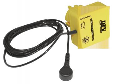 Das Bild zeigt einen gelben Netzadapter mit einem Kabel, das an eine Steckdose angeschlossen werden kann. Er hat eine runde Buchse und einen Aufkleber mit technischen Angaben.