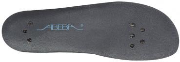 Das Bild zeigt eine schwarz gefärbte Schuhsohle mit einem glatten, matten Finish. In der Mitte steht der Schriftzug "ABEBA" in blauer Schrift. Sechs kleine Schrauben sind sichtbar.