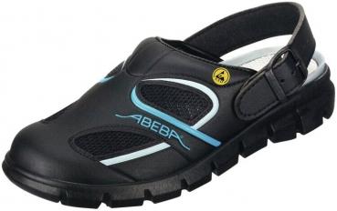 Der Schuh ist ein schwarzer Clog mit blauen Akzenten und einem sportlichen Design. Er hat ein offenes Hinterteil, eine rutschfeste Sohle und Mesh-Einsätze für Belüftung.