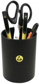 Ein schwarzer Stiftbehälter steht auf einem Tisch. Darin befinden sich gelbe und schwarze Scheren, ein gelber Marker und weitere Schreibutensilien. Der Behälter hat ein gelbes Logo.