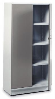 Es handelt sich um einen großen Kühlschrank mit einer silbernen Fronttür und mehreren Regalen im Inneren. Die Tür ist glatt und öffnet nach außen, um Zugriff auf den Stauraum zu ermöglichen.