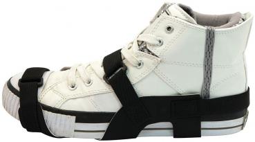 Das Bild zeigt einen weißen Sneakers mit hohem Schaft. Der Schuh hat schwarze Gurte, die um ihn gewickelt sind, und eine weiße Gummisohle. Die Schnürsenkel sind sichtbar.