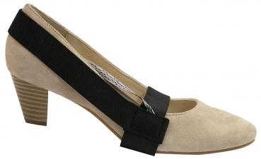 Der Schuh ist ein beigefarbener, eleganter Pumps aus Wildleder mit einem quadratischen Ausschnitt. Er hat einen mittelhohen, gestreiften Absatz und eine schwarze, breite Schlaufe über dem Vorderfuß.
