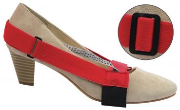 Das Bild zeigt einen beigen High Heel mit einem roten Gummiband, das über den Vorderfuß gespannt ist. Unter dem Schuh ist eine schwarze Halterung sichtbar. Ein kleinerer Ausschnitt zeigt das Gummiband näher.