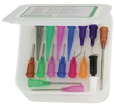Das Bild zeigt einen transparenten Behälter mit verschiedenen medizinischen Nadeln, geordnet und farblich sortiert. Es gibt mehrere Farben wie pink, grün, lila und orange, sowie je eine graue, schwarze und weiße Nadel.