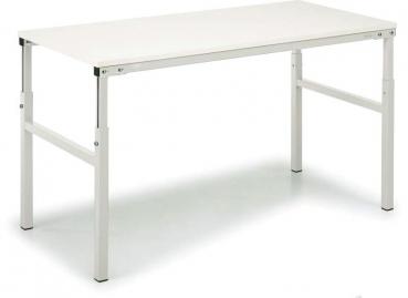 Der Tisch ist rechteckig mit einer glatten, weißen Oberfläche. Die Beine sind aus Metall, ebenfalls weiß, und stabil. Er ist schlicht und funktional, eignet sich gut als Arbeitsplatte.