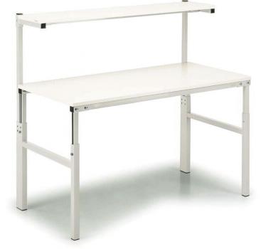 Das Bild zeigt einen weißen Schreibtisch mit zwei Ebenen. Die Oberseite ist flach und wird von vier Beinen gestützt. Eine zusätzliche Ablage ist oben befestigt. Der Tisch ist minimalistisch und funktional.